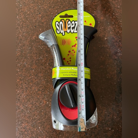 Cole & Mason Squeeze One Handed Pepper Grinder w Filled Peppers Brand New NWT - Picture 6 of 7